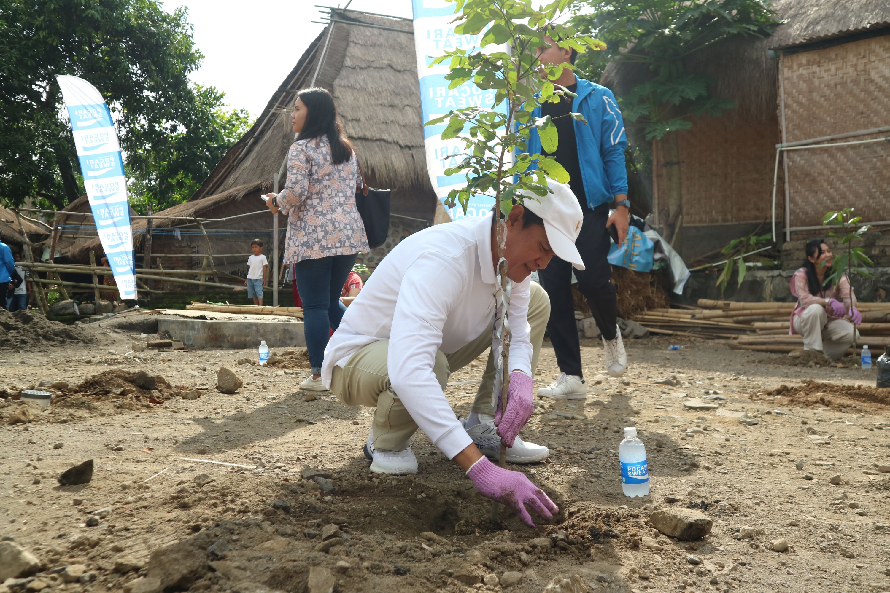 Wakil Bupati Lombok Tengah HM Nursiah turut menanam pohon di pekarangan Desa Wisata Sade, Jumat (23/5).