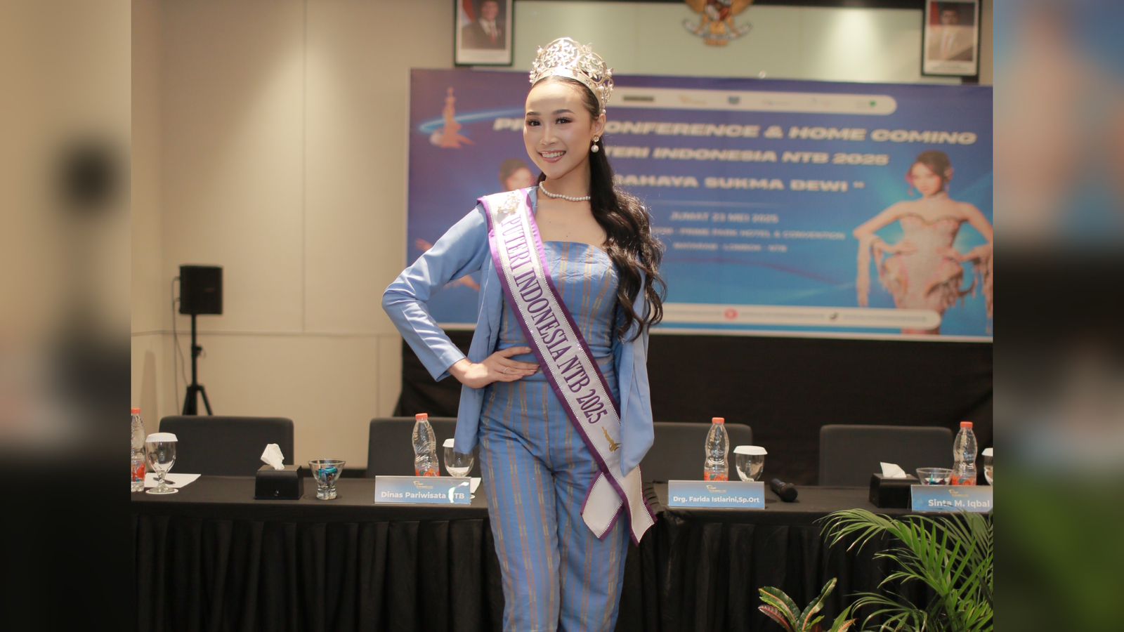 KEBANGGAAN DAERAH: Cahaya Sukma Dewi saat hadir di acara homecoming dan temu media, usai mengikuti ajang Pemilihan Puteri Indonesia 2025, di Mataram, Jumat (23/5).