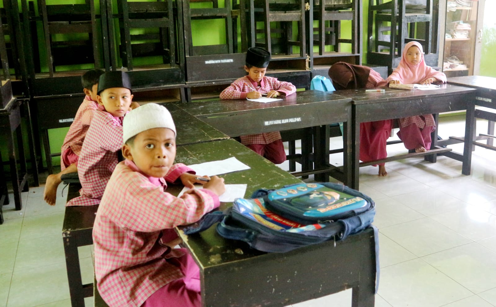 BELUM TERIMA MBG: Sejumlah murid Yayasan Pendidikan Islam Fityatul Ulum saat sedang belajar di ruang kelas mereka.