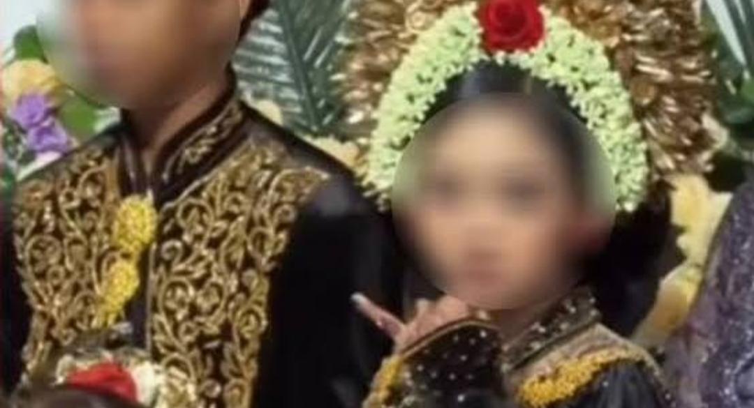 Kisah cinta bocah SMP di Lombok Nusa Tenggara Barat yang berujung ke pelaminan.