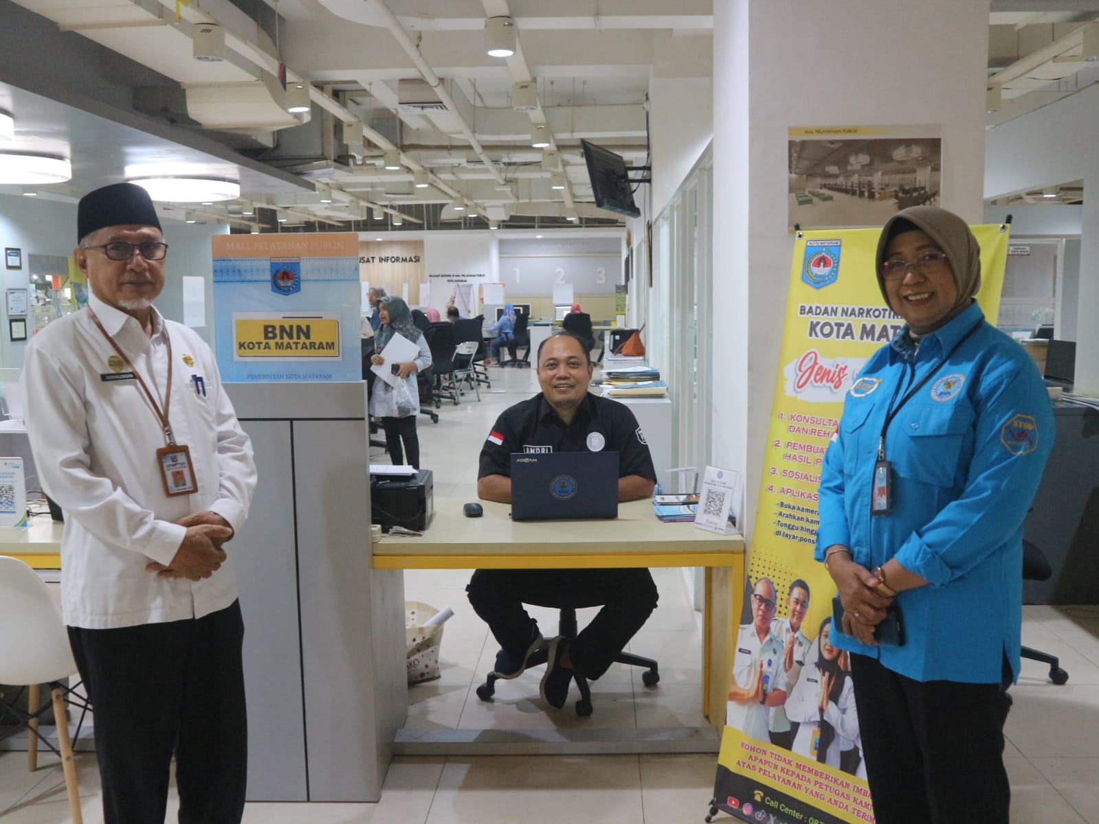 Kepala BNN Kota Mataram Kombespol Yuanita Amelia Sari (kanan) bersama Kepala DPMPTSP Kota Mataram Amiruddin menunjukkan tempat layanan yang disediakan BNN di MPP Mataram Mall.