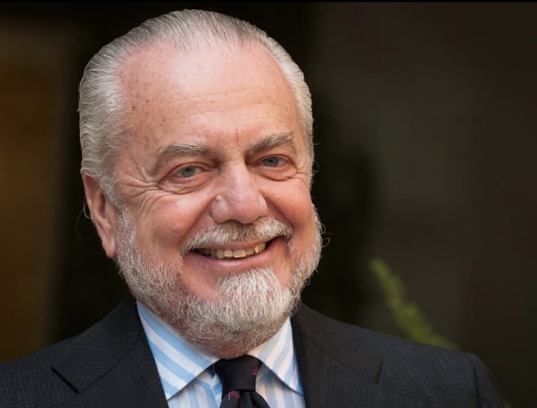 Pada tahun 2004, saat masih aktif di dunia film, Aurelio De Laurentiis mengambil alih Napoli dalam kondisi nyaris mati suri.