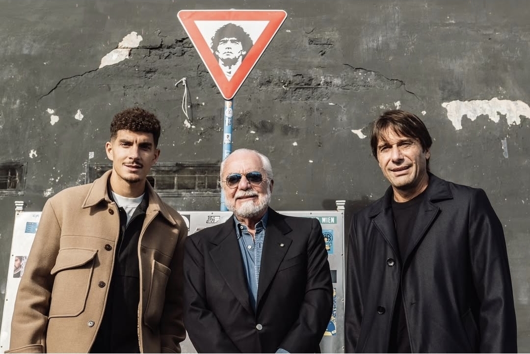 Aurelio De Laurentiis (tengah) bersama Kapten Napoli Giovani Di Lorenzo (kiri) dan Pelatih Napoli Antonio Conte.