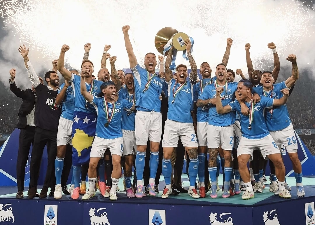 Kemenangan Napoli hari ini adalah hasil dari ide-ide besar Aurelio De Laurentiis yang dulu dianggap gila. (Foto: instagram)