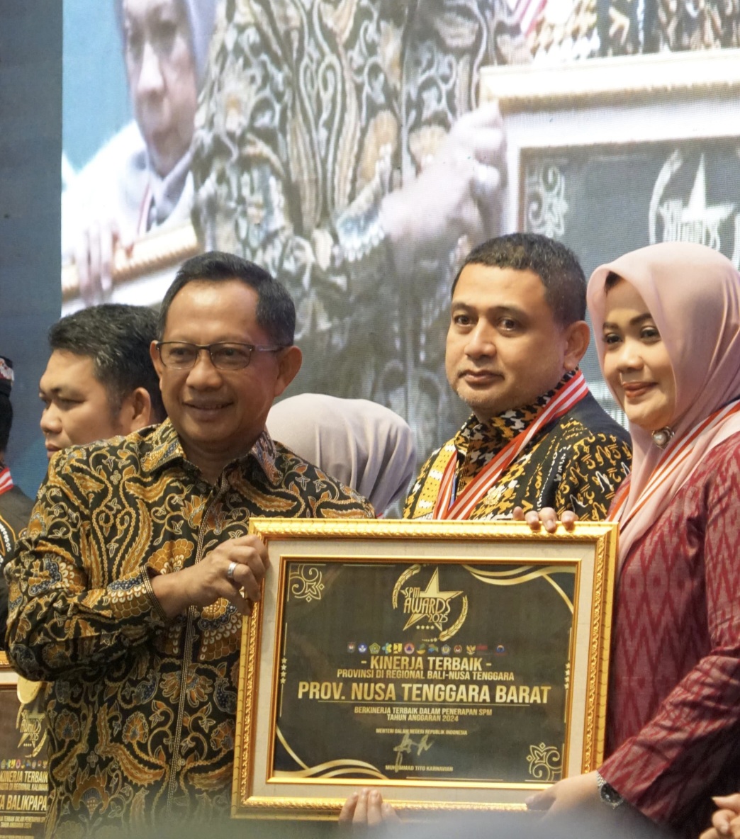 LUAR BIASA: NTB raih juara pertama dalam ajang SPM Award 2025. Mendagri Tito Karnavian memberi piagam penghargaan kepada Wagub NTB Indah Dhamayanti Putri.