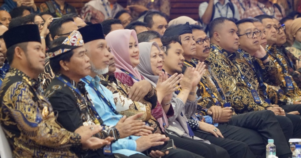 LUAR BIASA: Wagub NTB Indah Dhamayanti Putri bersama kepala daerah lain yang meraih penghargaan di ajang SPM Award 2025, Jumat (23/5).