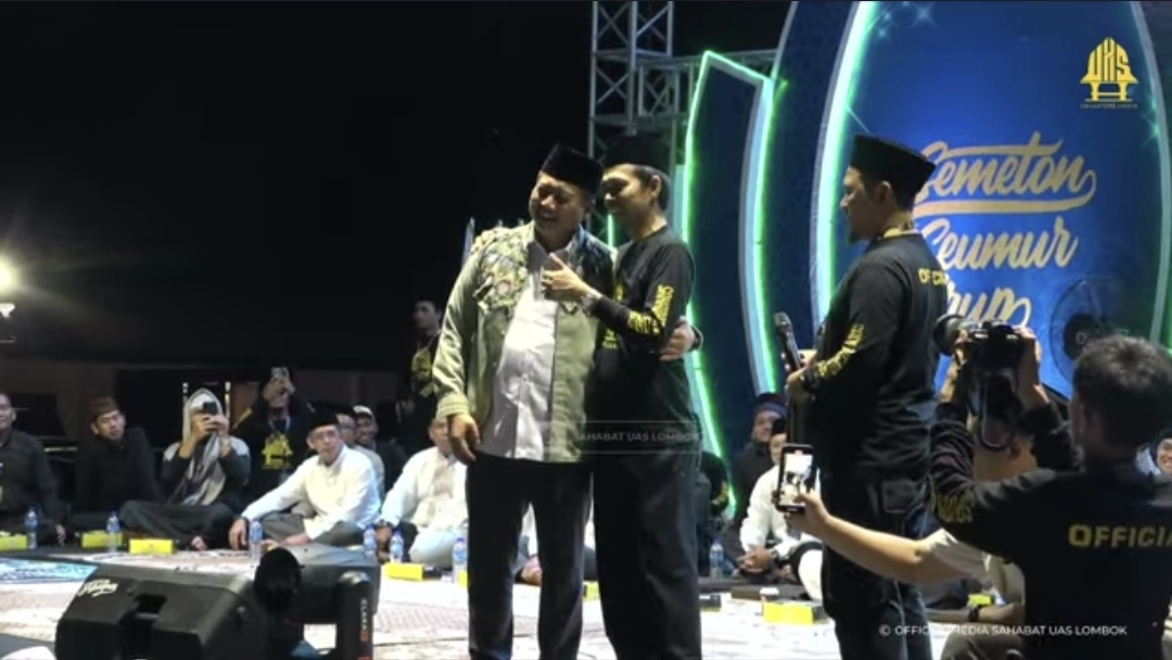 Ustad Abdul Somad merelakan gamis yang dikenakannya diberikan kepada pemenang lelang malam itu yakni Gubernur NTB Lalu Muhamad Iqbal.