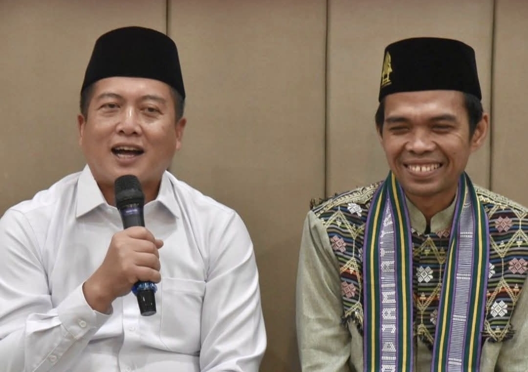 Gubernur NTB Lalu Muhamad Iqbal, menyambut langsung kehadiran UAS dalam suasana penuh kehangatan dan kekhusyukan. (Foto: pemprov ntb)