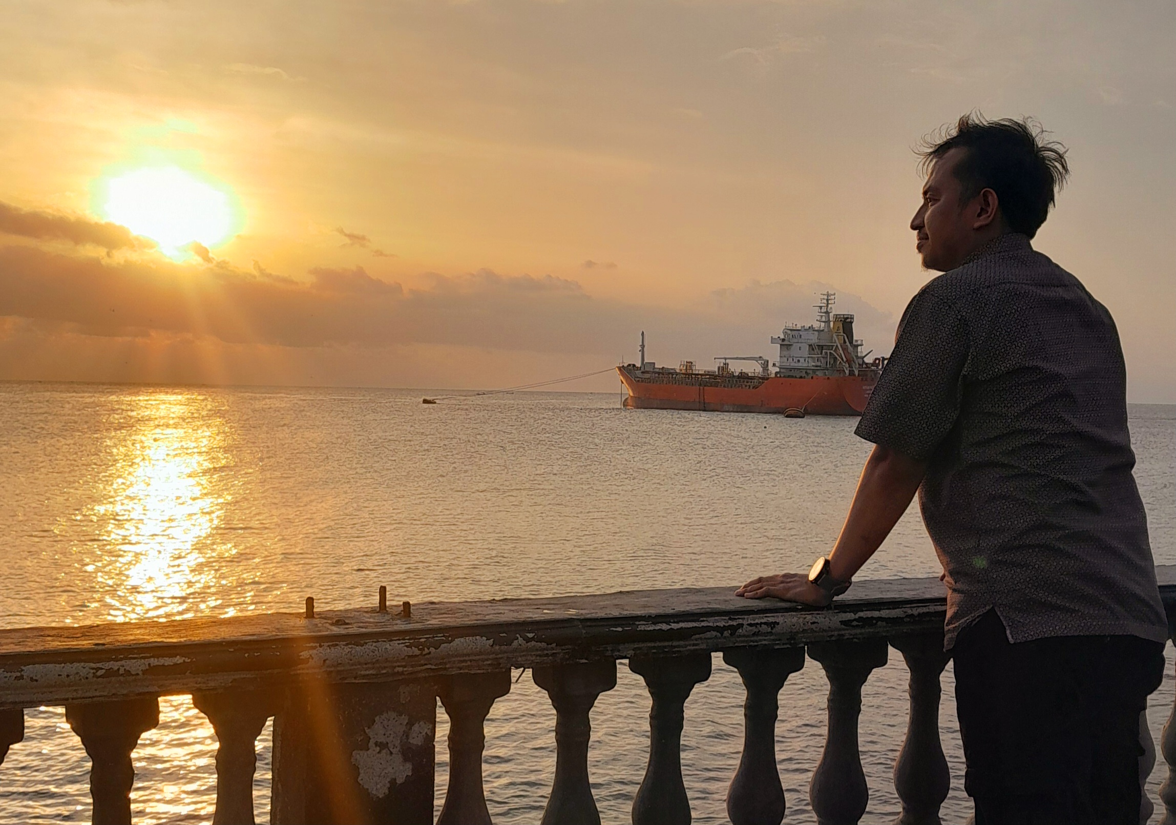 MEMESONA: Pemandangan matahari terbenam di Pantai Ampenan ditemani kapal pengangkut BBM menjadi salah daya tarik yang tak lekang oleh waktu.