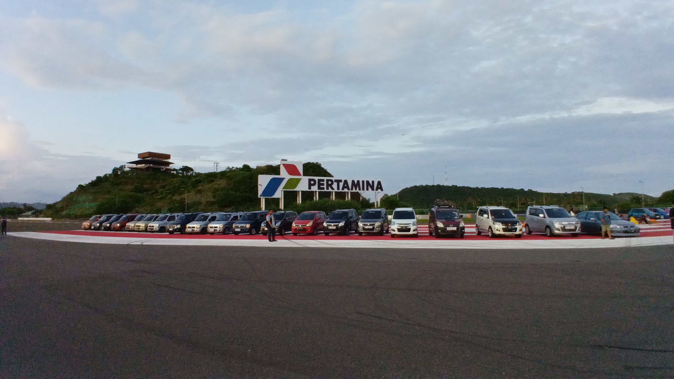 MGPA membuka akses Sirkuit Mandalika untuk komunitas otomotif, member komunitas bisa menikmati sunset di Tikungan 10 yang menjadi ikon dari sirkuit kebanggaan Bangsa Indonesia ini.
