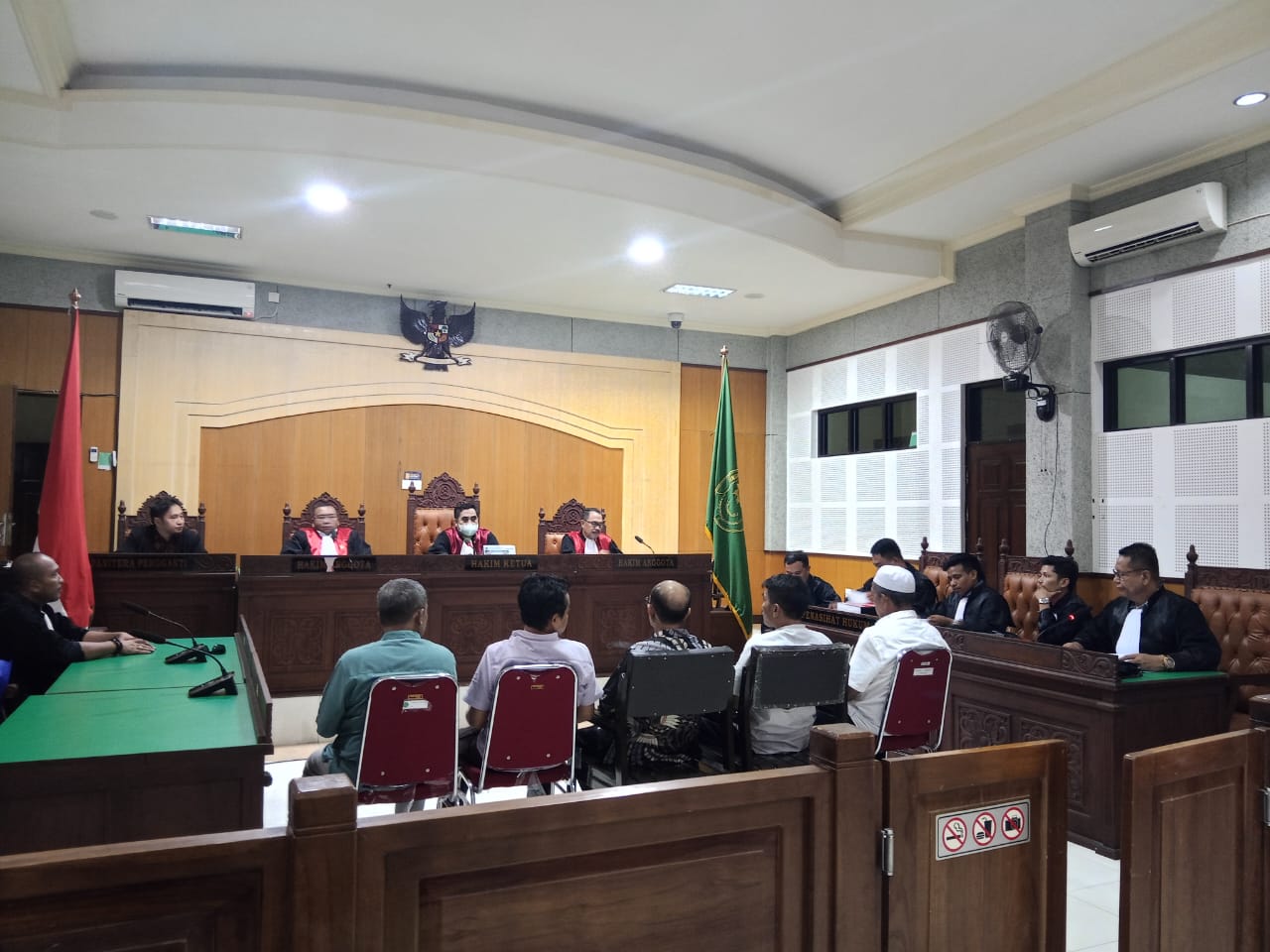 PEMBACAAN PLEDOI: Lima terdakwa perkara korupsi pengadaan kapal kayu Dishub Bima di Pengadilan Tipikor Mataram.