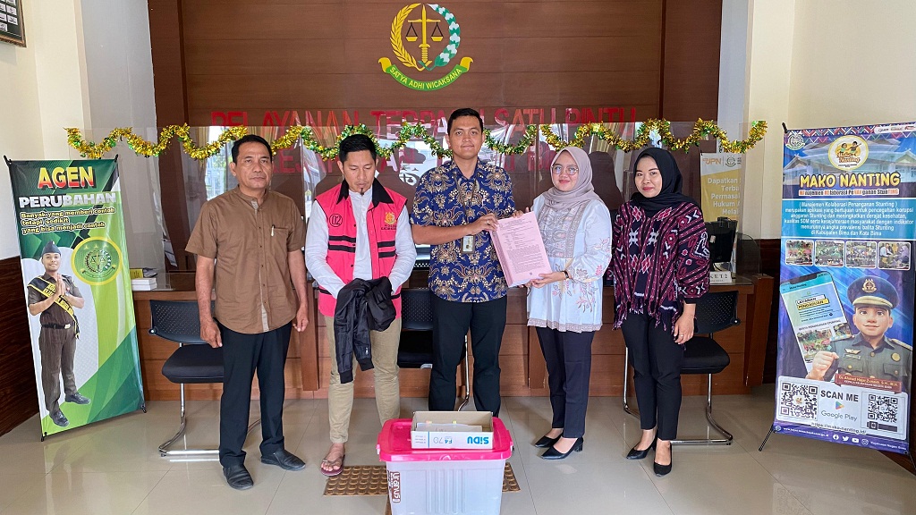 PELIMPAHAN TERSANGKA DAN BARANG BUKTI: Penyidik Kejari Bima melimpahkan tersangka Ilham dan barang bukti kasus dugaan korupsi dana KUR BSI KC Bima Soetta 2.