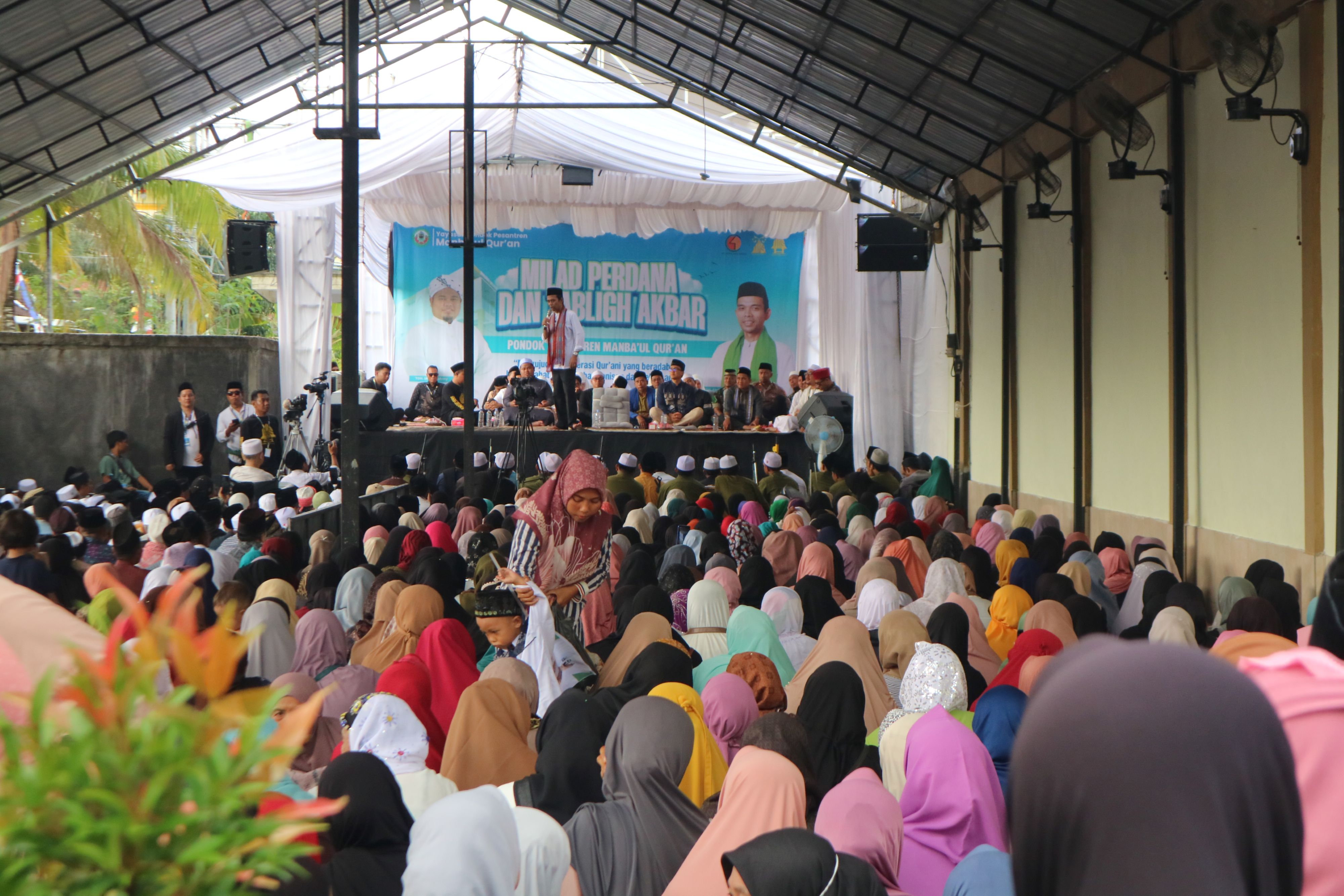BERI CERAMAH: Dai kondang Ustadz Abdul Somad menghadiri Tabligh Akbar yang digelar di Pondok Pesantren Manba&rsquo;ul Qur&rsquo;an di Desa Jago, Lombok Tengah, Sabtu (24/5).