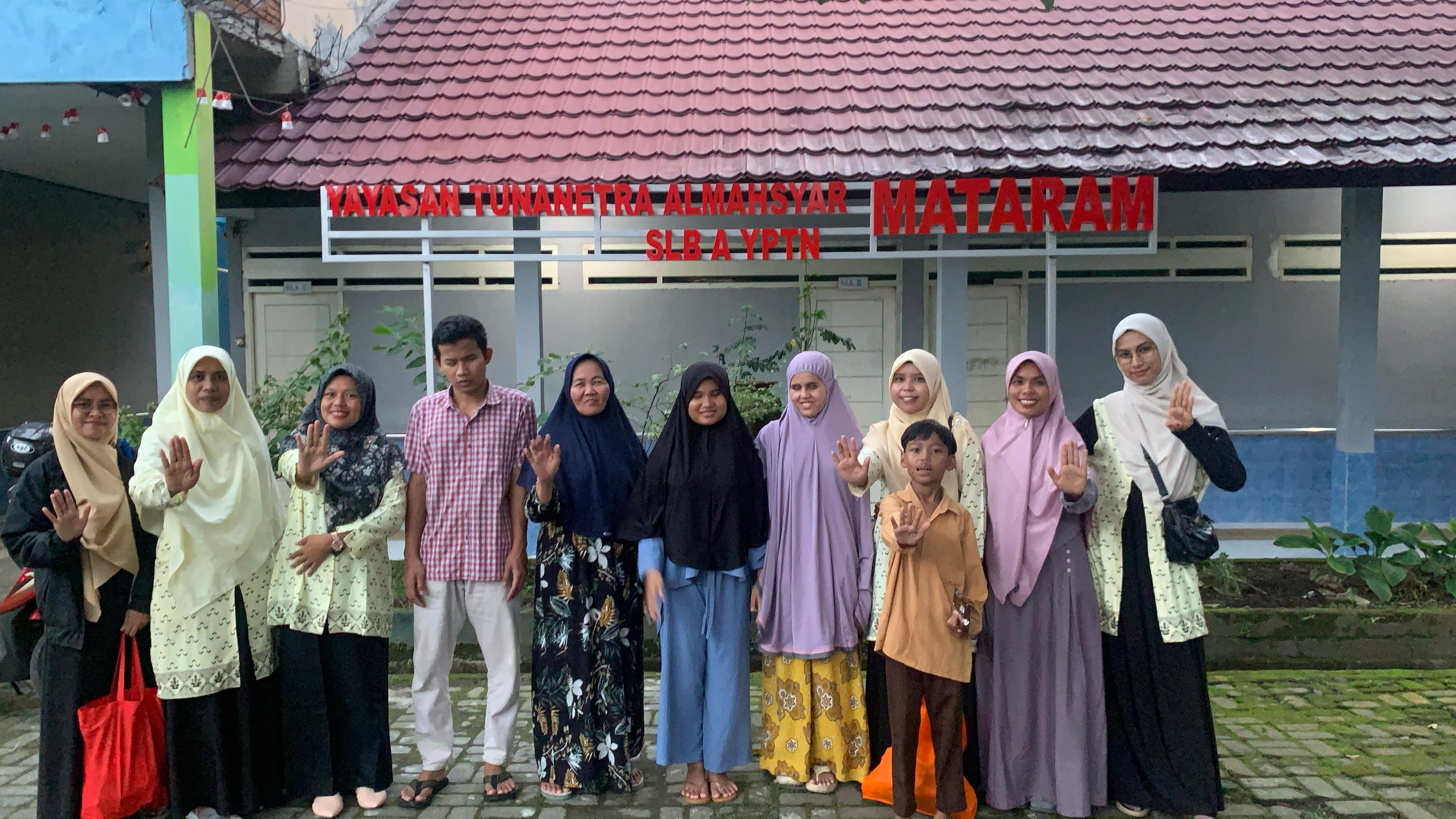 Pengurus PWNA NTB bersama anak-anak penyandang disabilitas di SLBA YPTN Tuna Netra Al-Mahshar.