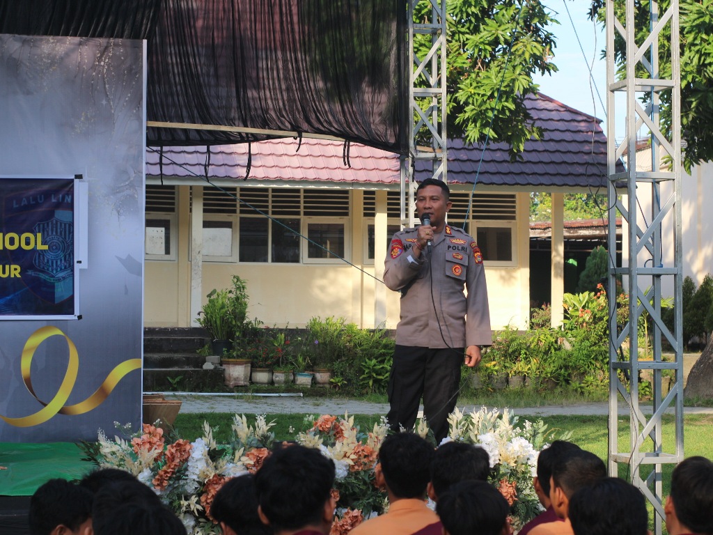 SOSIALISASI: Kapolres Lombok Timur (Lotim) AKBP I Komang Sarjana saat memberikan materi saat sosialisasi keselamatan berkendara di SMAN 1 Selong.