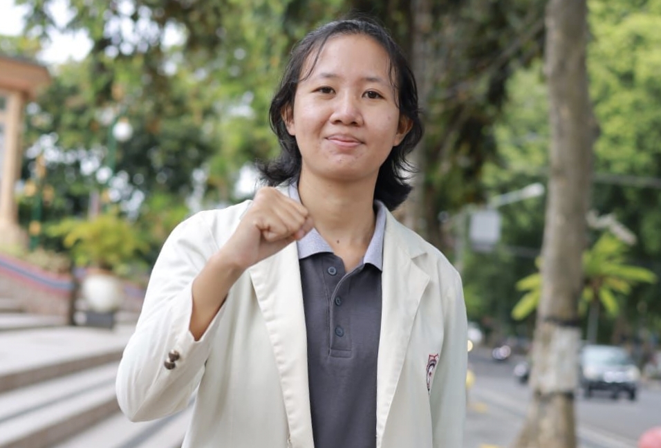 Aktivis perempuan NTB Ira Apryanthi mendesak Pemprov NTB mengevaluasi ulang strategi perlindungan anak setelah viral video pernikahan usia anak.