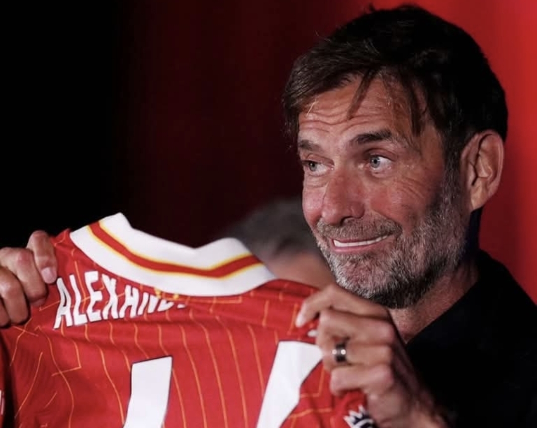 Jurgen Klopp mengangkat jersey Liverpool bertuliskan nama Trent Alexander-Arnold dan menyampaikan pembelaan penuh semangat di hadapan tamu undangan LFC Foundation Gala Ball.