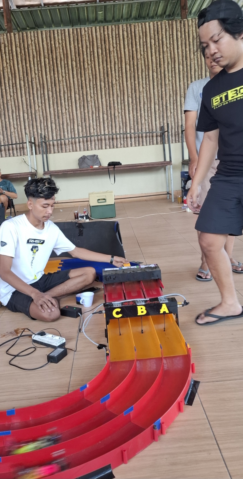 SERU-SERUAN: Serunya bermain mobil balap mini 4WD Tamiya bersama Lombok Community Tamiya.