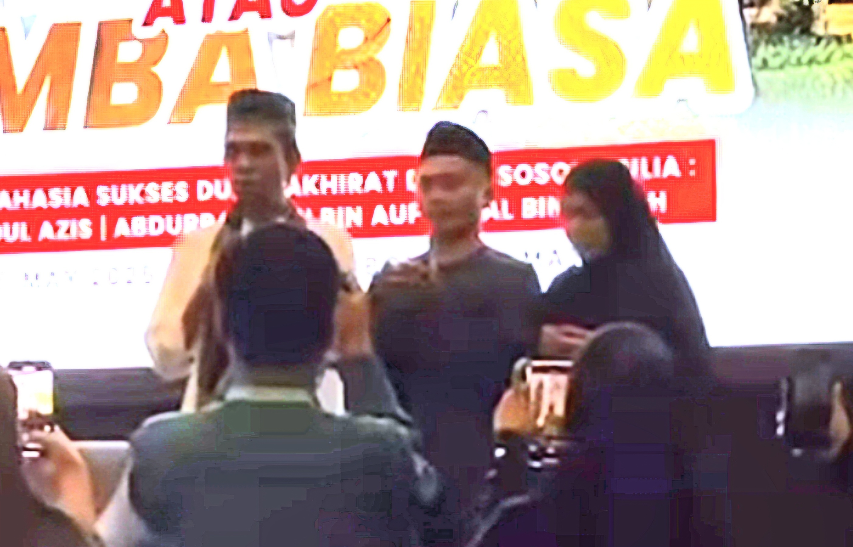Lelang syal UAS itu dimenangkan oleh Kanzul Asril Majid, pengusaha kuliner dan pemilik &ldquo;Bakso Pak Majid&rdquo; di Kota Mataram.
