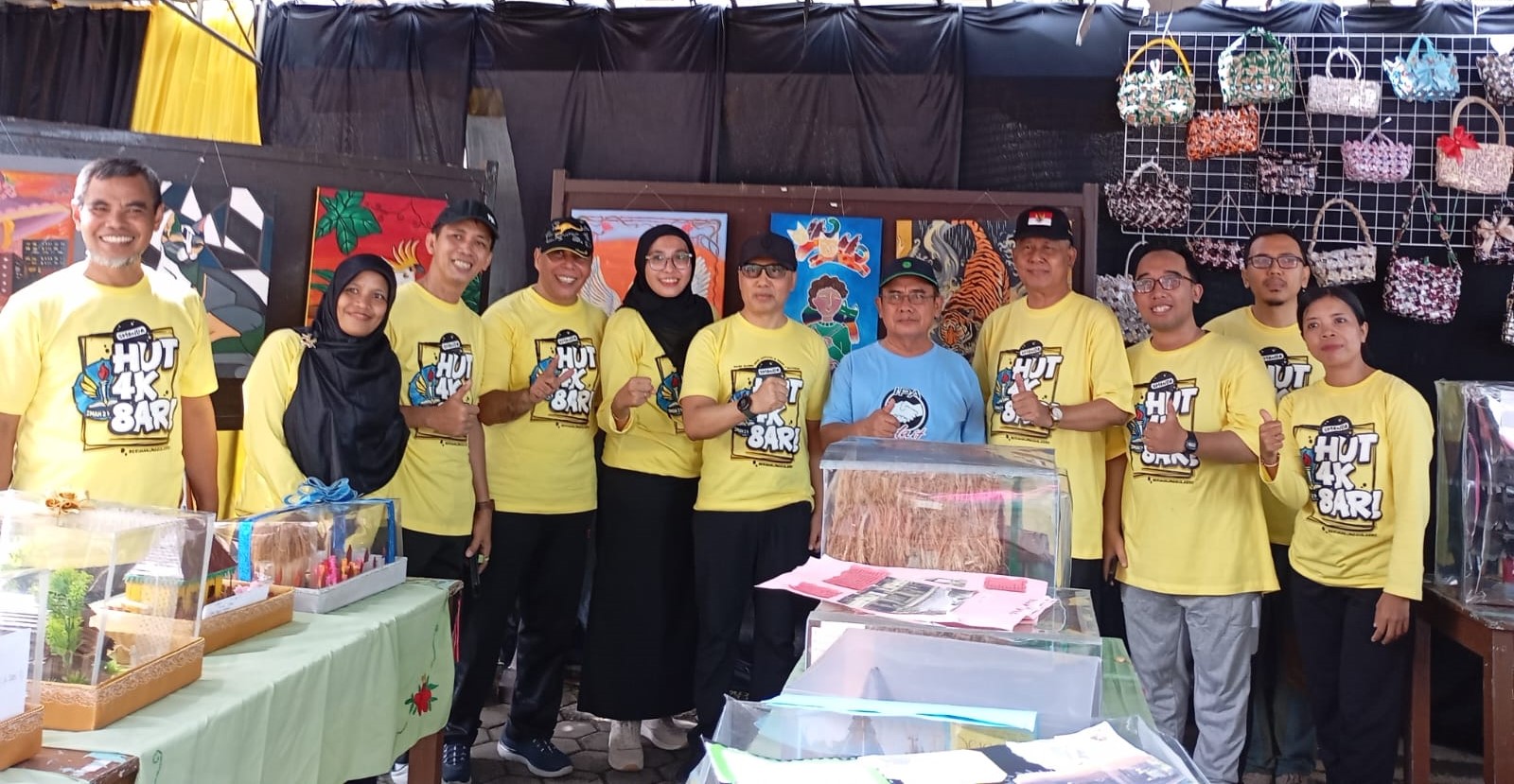 Kepala SMAN 2 Mataram Abdul Kadir Alaydrus dan guru foto bersama kepala Dikbud NTB pada HUT SMAN 2 Mataram ke-48 dan reuni akbar.