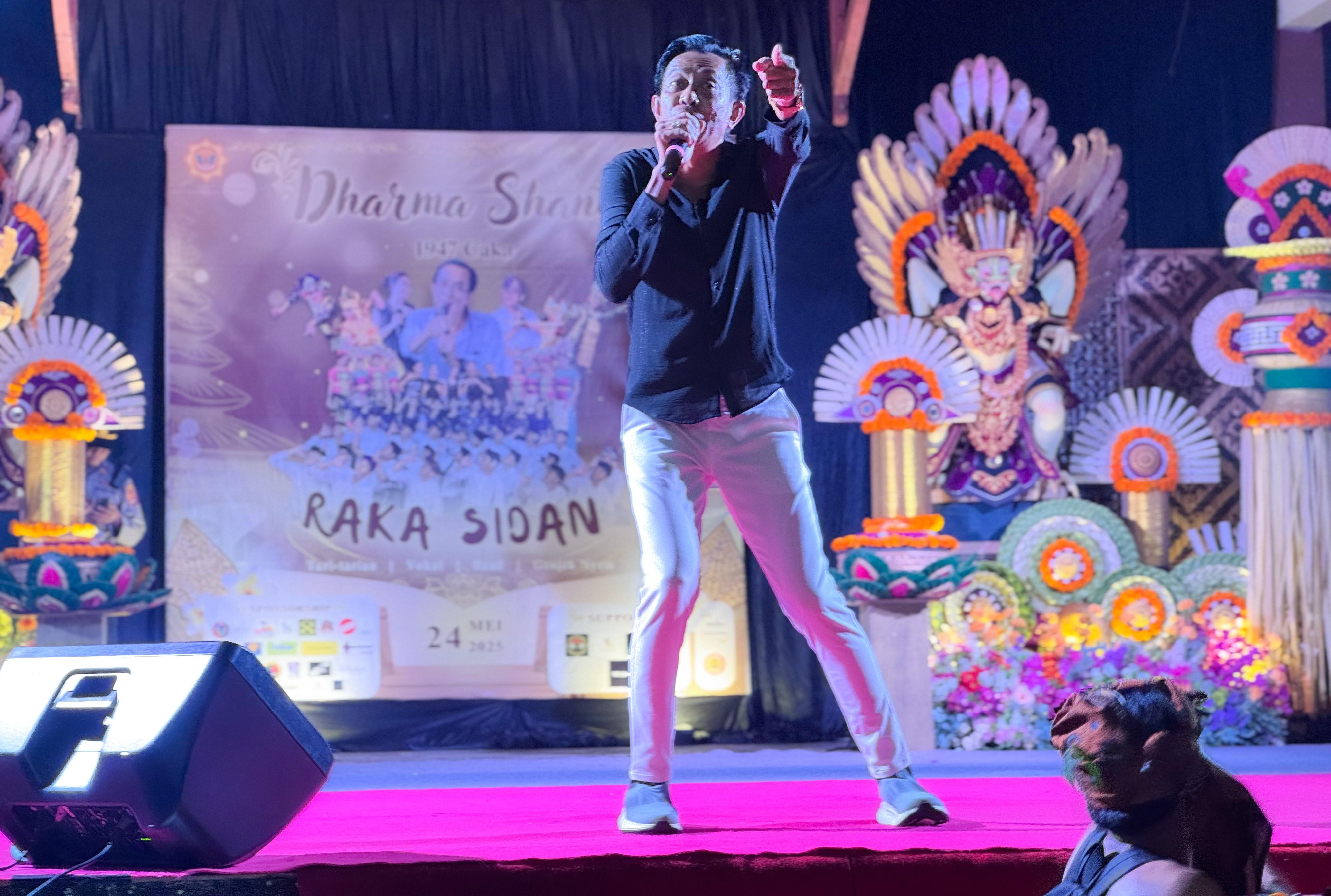 Penyayi Pop Bali Raka Sidan saat tampil pada kegiatan Dharma Shanti SMAN 3 Mataram di Taman Mayura, Kota Mataram.