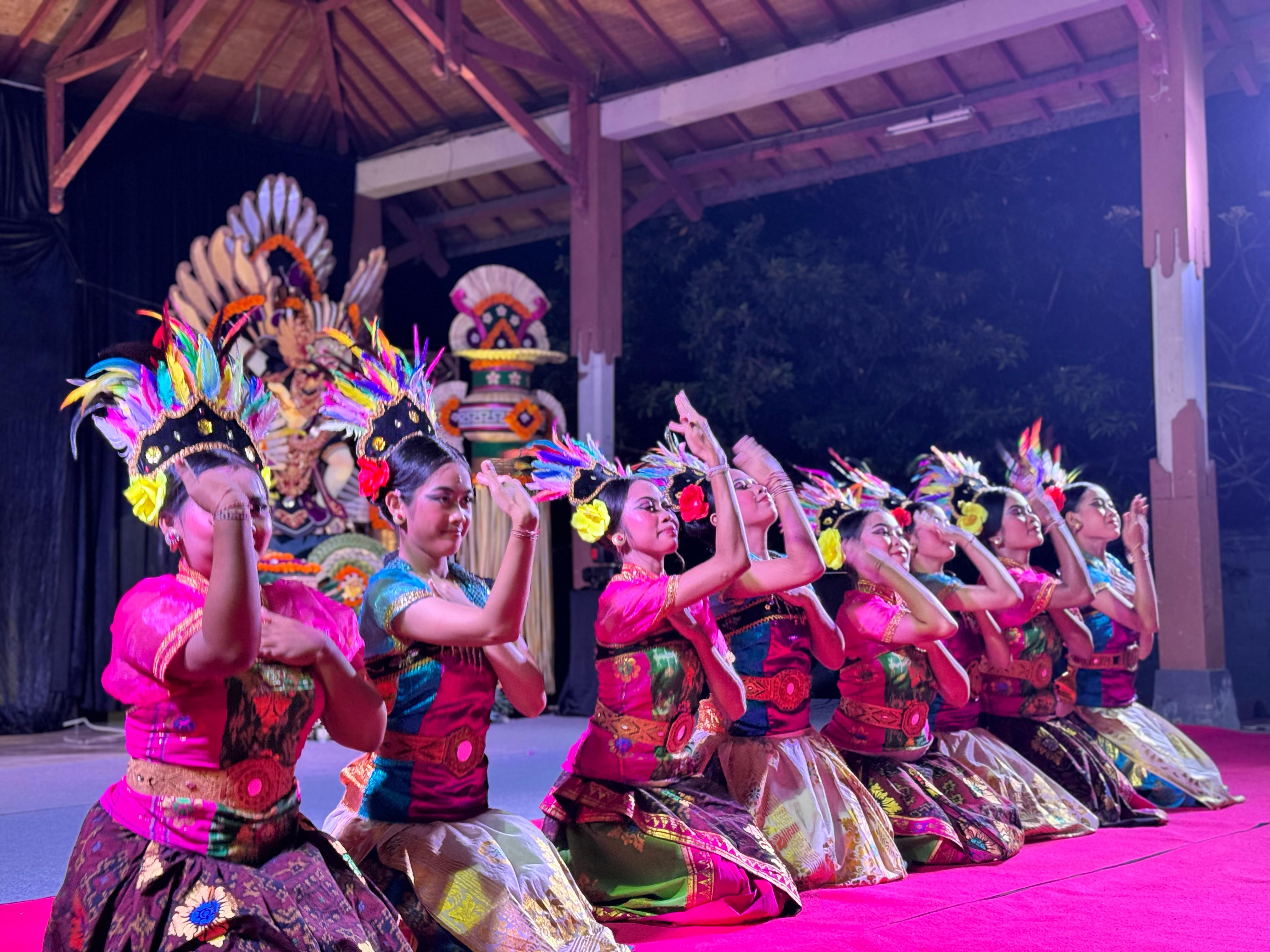 Siswa SMAN 3 Mataram membawakan tarian pada kegiatan Dharma Shanti di Taman Mayura, Sabtu lalu (24/5).