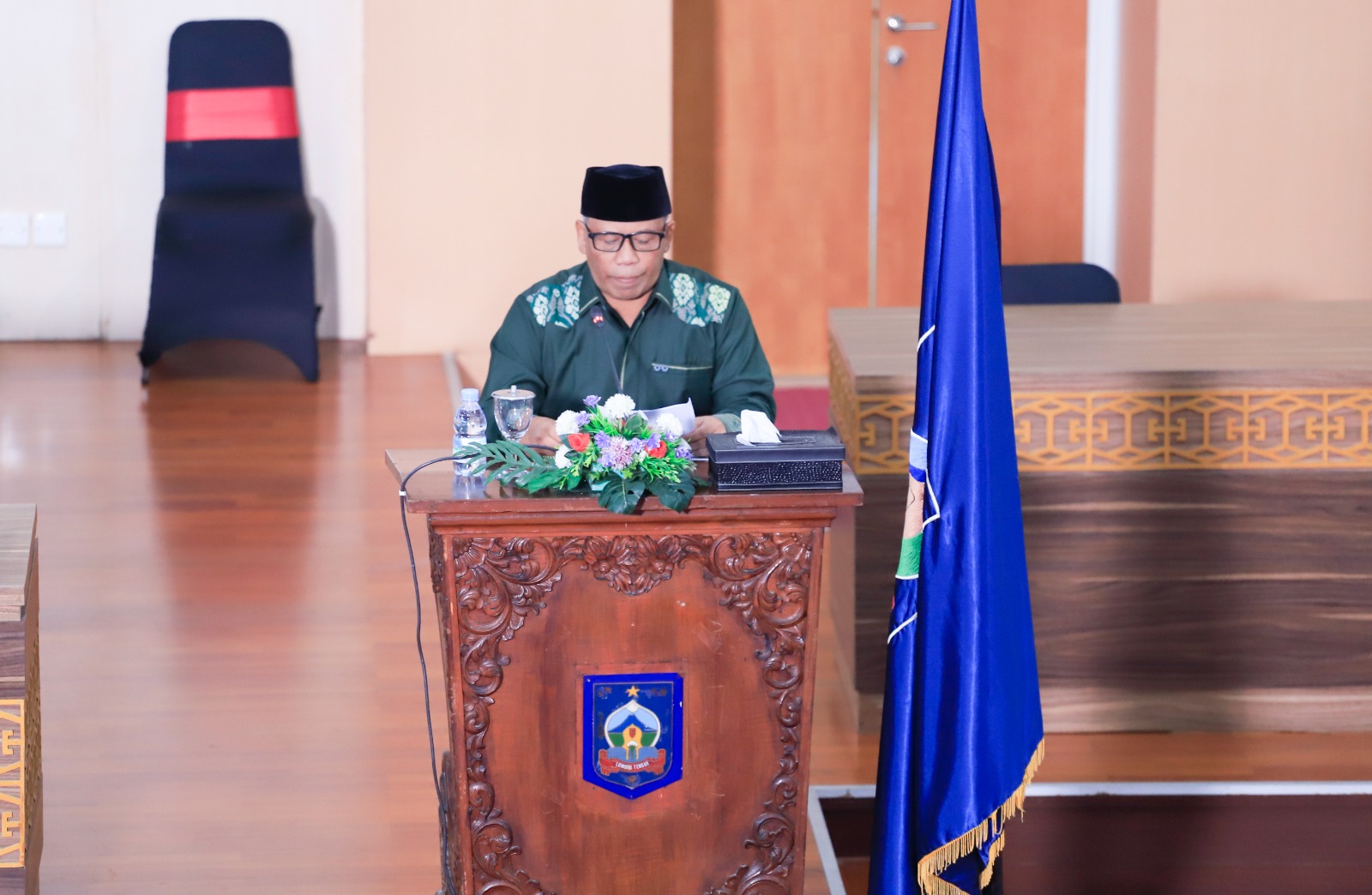 Ketua Badan Kehormatan DPRD Lombok Tengah H Ahkam bacakan putusan pemberhentian sementara Mahrup sebagai anggota usai jadi terdakwa kasus korupsi