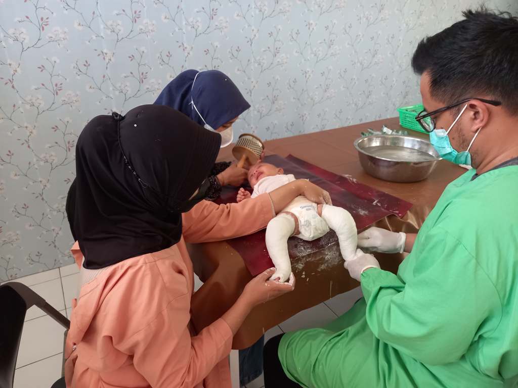 DETEKSI DINI: Penanganan salah satu anak dengan kondisi kaki pengkor oleh tim Lombok Care.&nbsp;