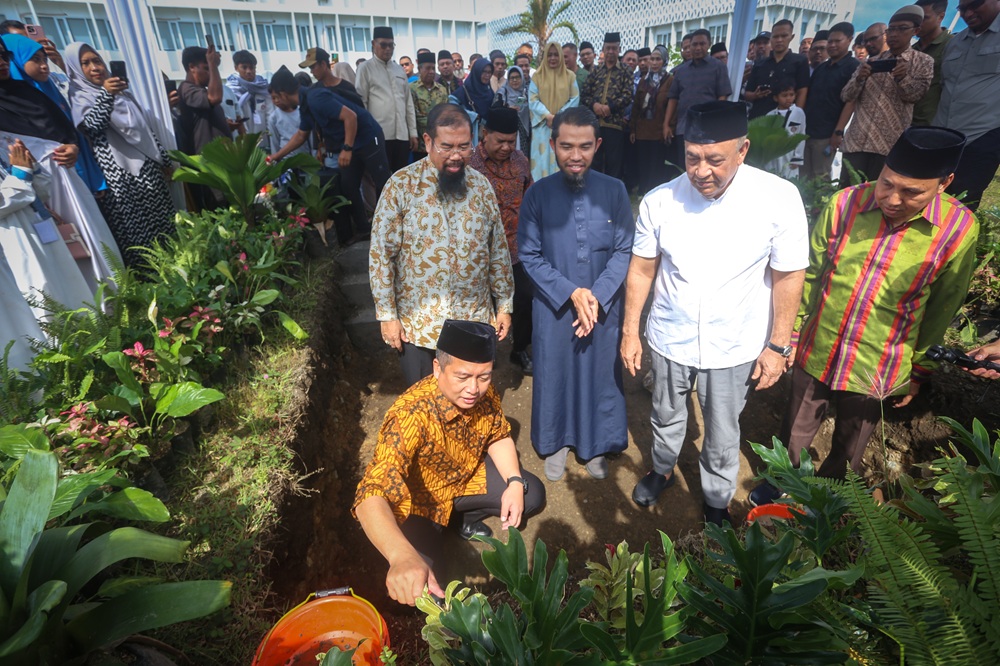 Gubernur NTB Lalu Muhamad Iqbal meletakkan batu pertama sebagai fondasi awal Masjid Al-Amir di Al-Wildan Islamic School 20 Mataram.