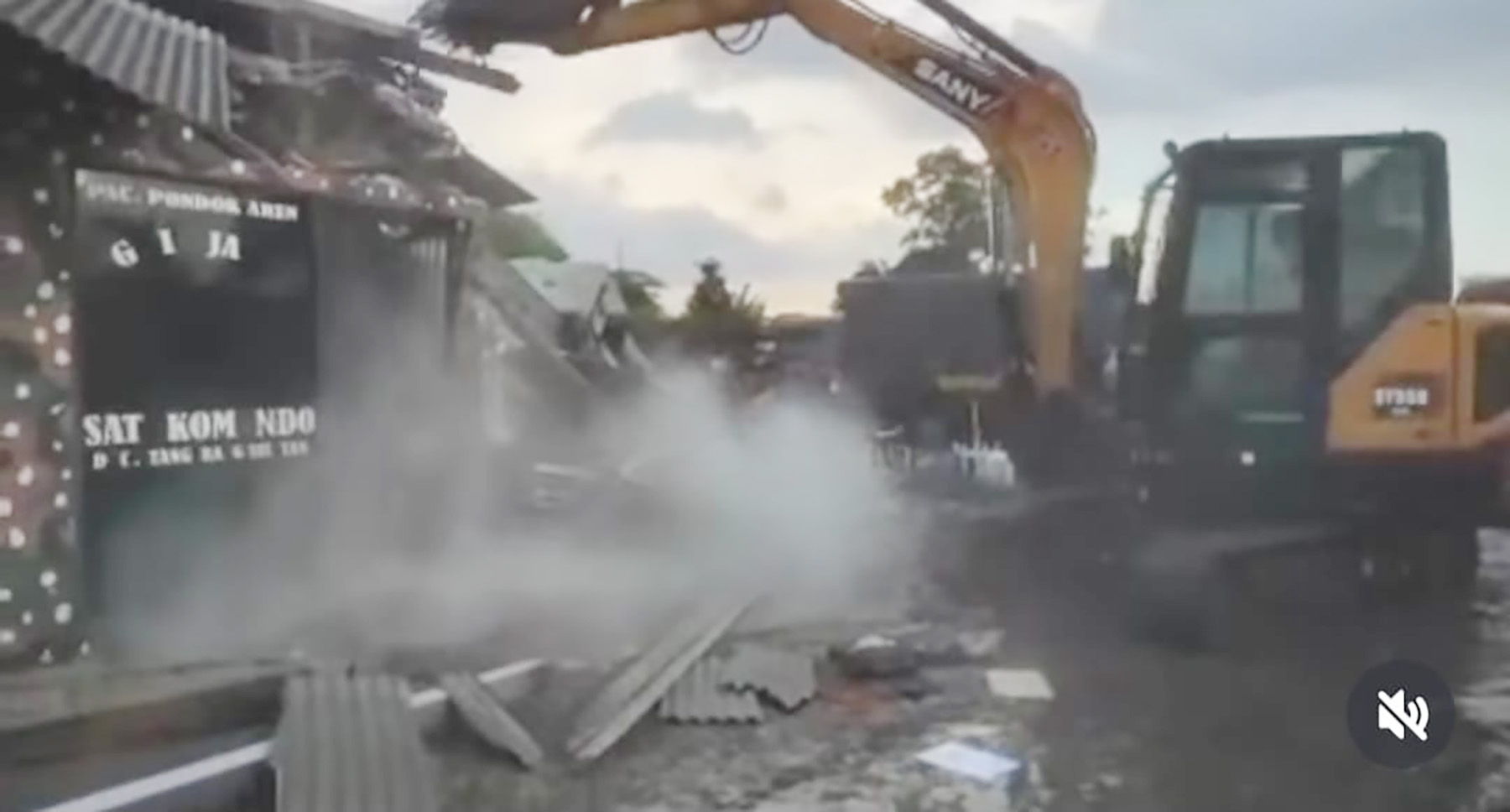 Markas ormas GRIB Jaya di lahan BMKG Pondok Aren dibongkar dengan alat berat.