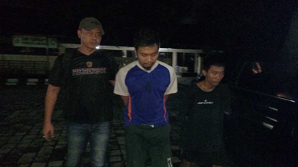 TAK BERKUTIK: Dua pengedar sabu di Dasan Agung diringkus tim Opsnal Polresta Mataram, Sabtu malam (24/5).&nbsp;