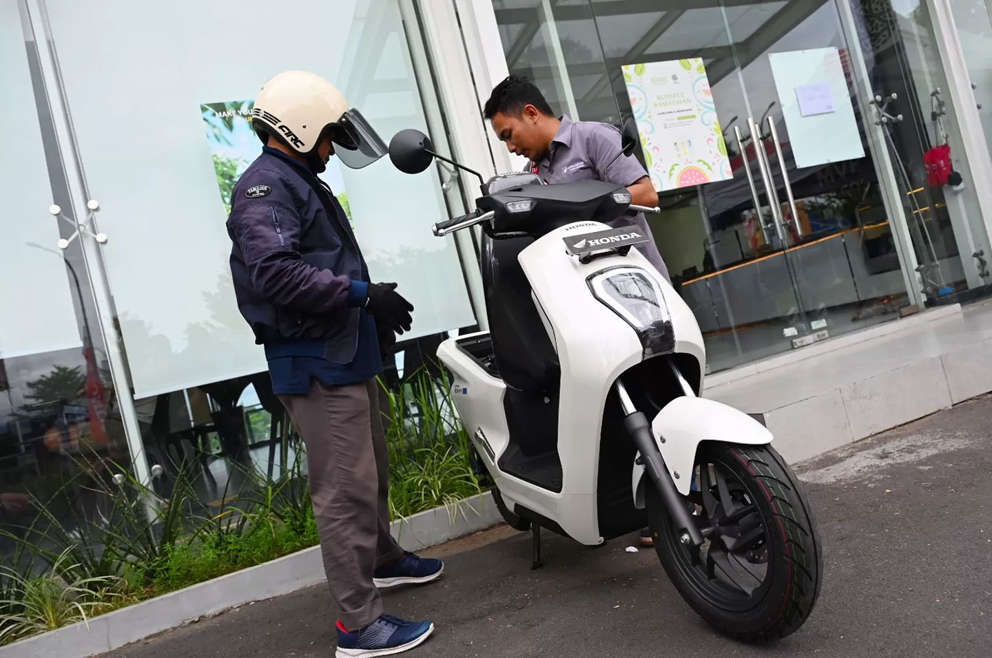 Pemerintah melanjutkan subsidi motor listrik di 2025 ini.