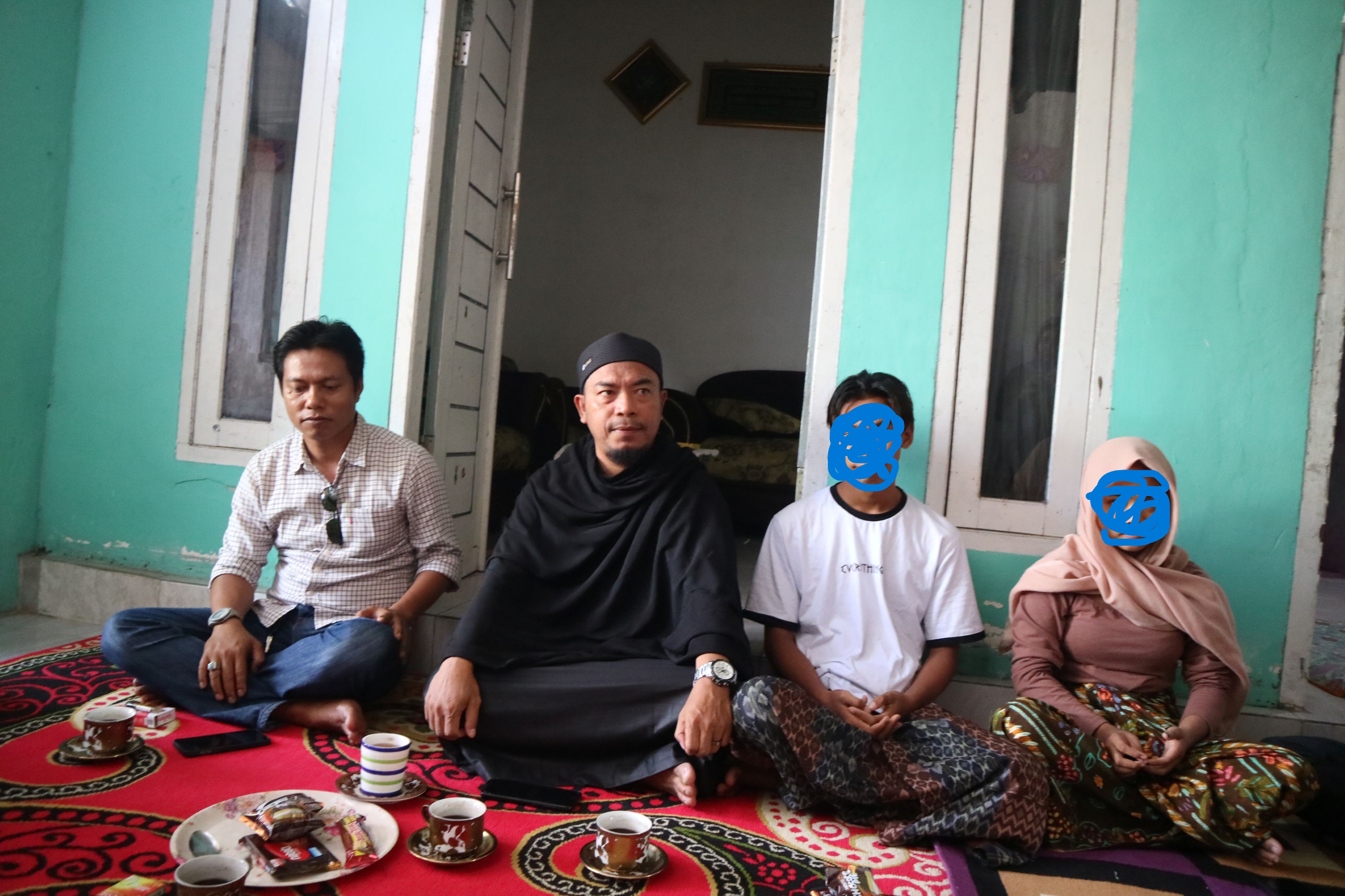 Direktur Laskar NTB HM Agus Setiawan (dua kiri) mendampingi pasangan pengantin viral RN dan YL di kediaman kepala Dusun Petak Daya 1, Desa Beraim, Praya Tengah, Lombok Tengah, Senin (26/5).