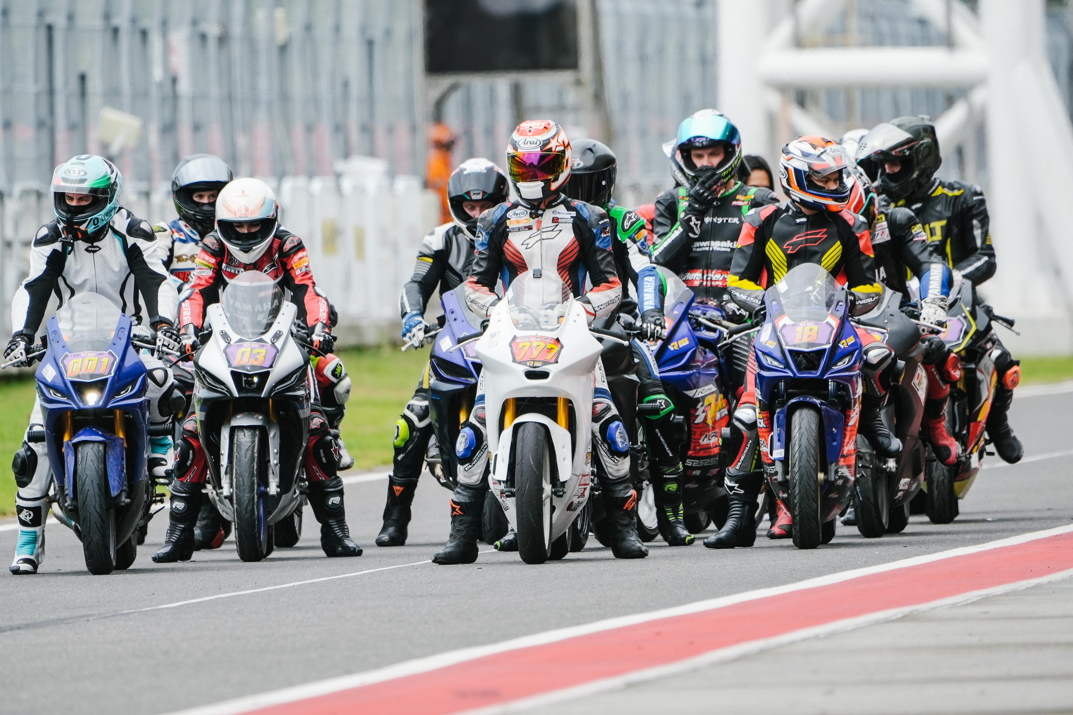 Sejumlah atlit pembalap muda berprestasi meriahkan acara Track Day Ride in Track (RIT) di Sirkuit Internasional Mandalika, Lombok Tengah, Sabtu (24/5).