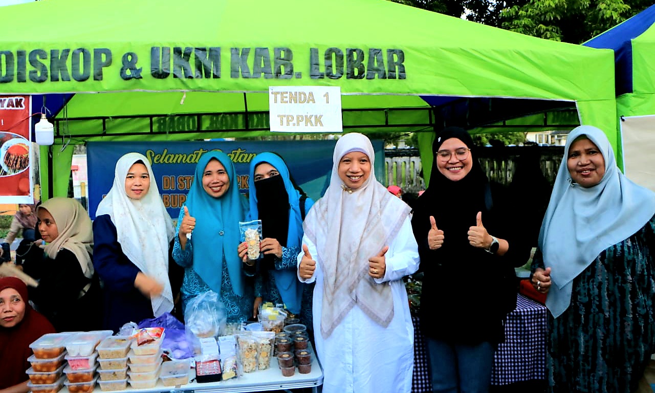 MAKIN MENGGELIAT: Wakil Bupati Lobar Nurul Adha bersama para pelaku UMKM yang berjualan di area CFN Gerung, Sabtu (24/5).