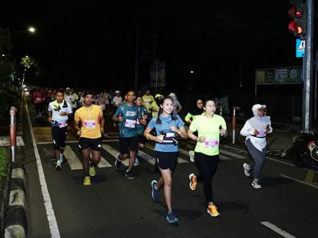 PESERTA NIGHT RUN TAHUN LALU: Beberapa peserta Aruna Senggigi Night Run yang ikut, beberapa tahun lalu. Peserta begitu menikmati keindahan malam hari Kawasan Senggigi.