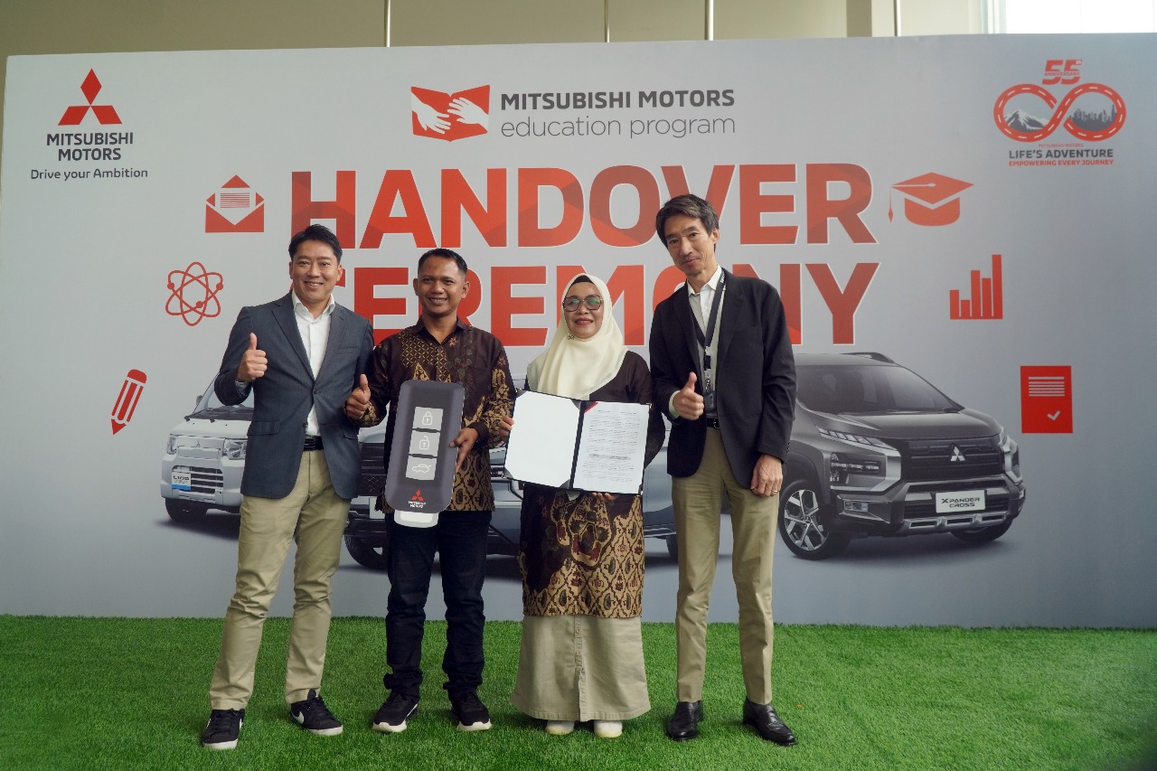 BERI DUKUNGAN: Penyerahan secara simbolis unit kendaraan Mitsubishi untuk sekolah vokasi oleh Kazuto Azuma, director of after sales division PT MMKSI dan Masaaki Fujiwara, director of product strategy