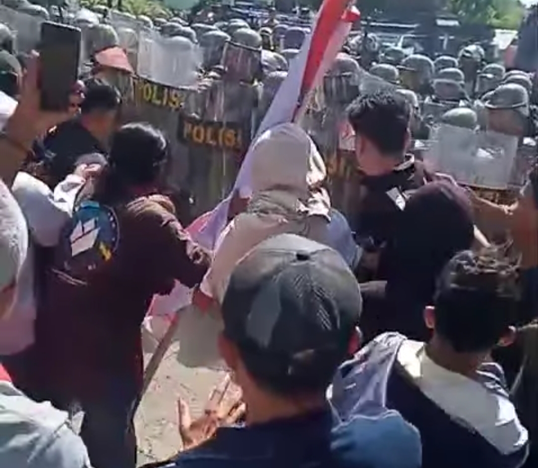 PANAS: Kericuhan Demo Provinsi Pulau Sumbawa Ramai Dibahas, Warganet Bingung Demo Apa Sebenarnya?