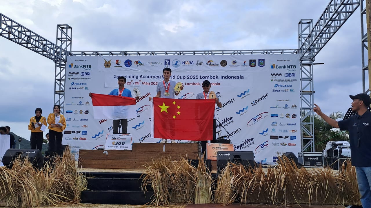 Para juara kategori overall PGAWC Seri Ketiga Indonesia menerima medali.