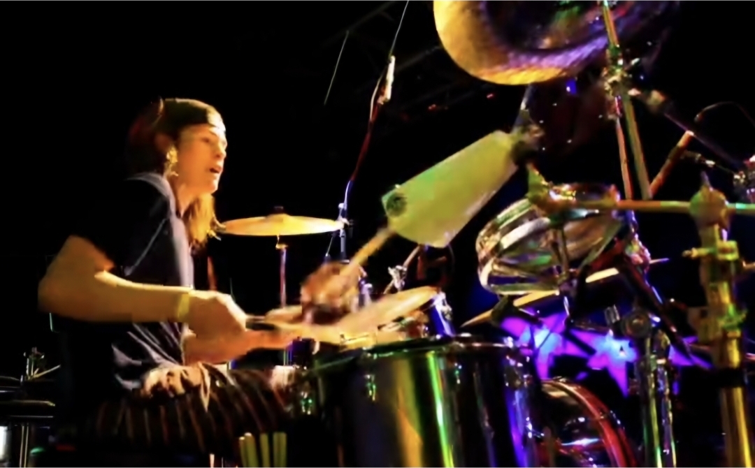 Penggemar berharap, saat waktunya tiba, Shane Hawkins siap meneruskan warisan musik sang ayah bersama Foo Fighters.