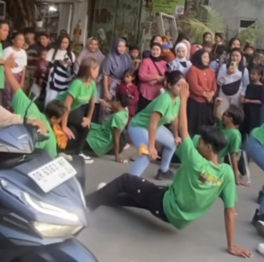 EROTIS: Aksi joget grup kecimol yang vulgar dan erotis merusak kesakralan nyongkolan (Tangkapan layar)