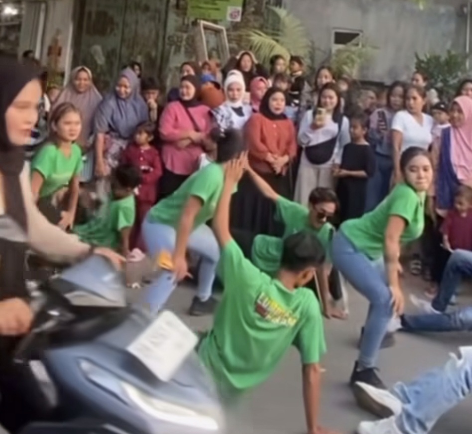 JOGET EROTIS: Aksi joget vulgar dan erotis grup kecimol merusak kesakralan tradisi nyongkolan di Lombok. (Tangkapan layar)