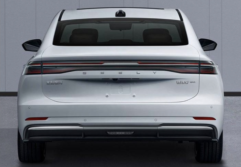 Bagian belakang Geely Galaxy A7  juga tak kalah modern dengan lampu belakang tembus pandang dan trim krom elegan.