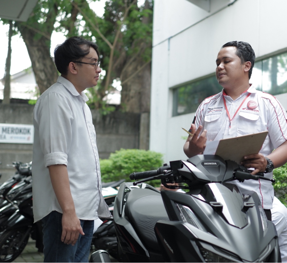 Edukasi : Mekanik Honda saat sosialisasi produk Honda.