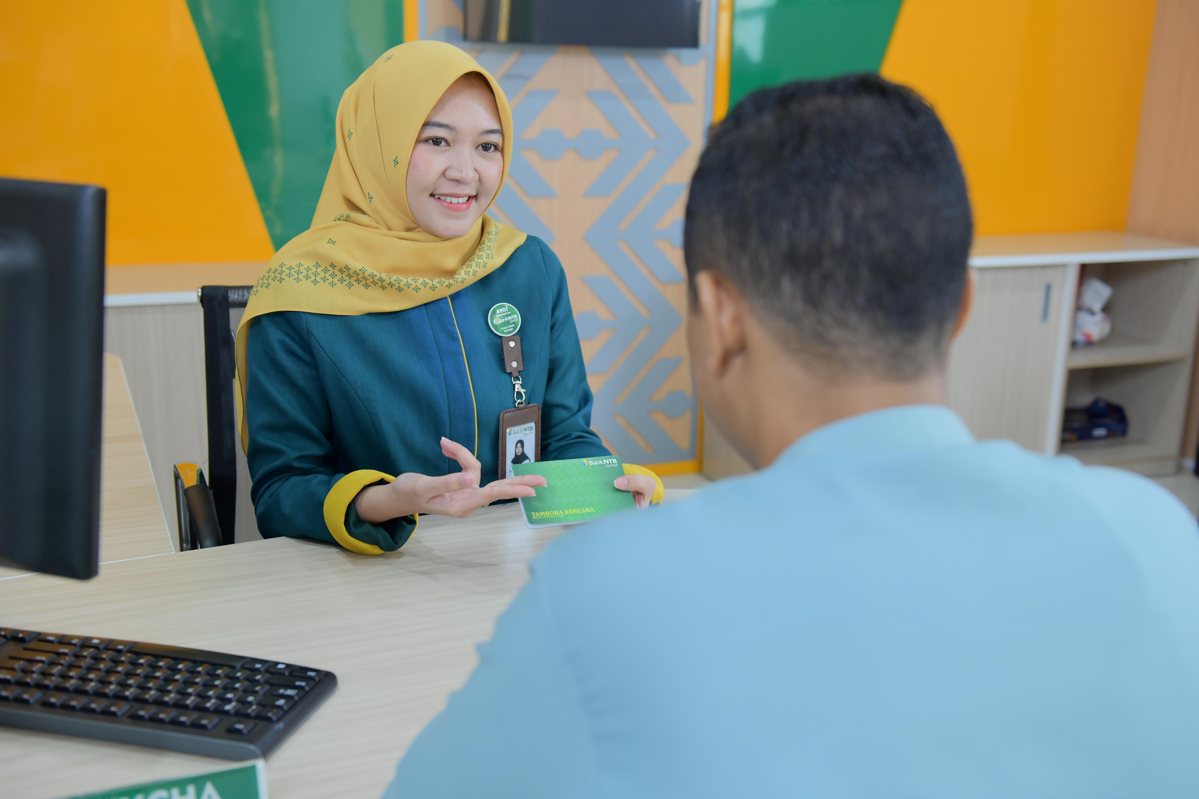 Seorang nasabah mendapatkan layanan perbankan di customer service. Gubernur NTB Lalu Muhamad Iqbal dorong Bank NTB Syariah harus jadi kebanggaan masyarakat Bumigora. Foto: Humas Bank NTB Syariah