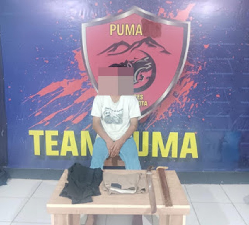 DITANGKAP: Pelaku Jufri diamankan bersama barang bukti parang di Polres Bima Kota, Minggu (25/5).