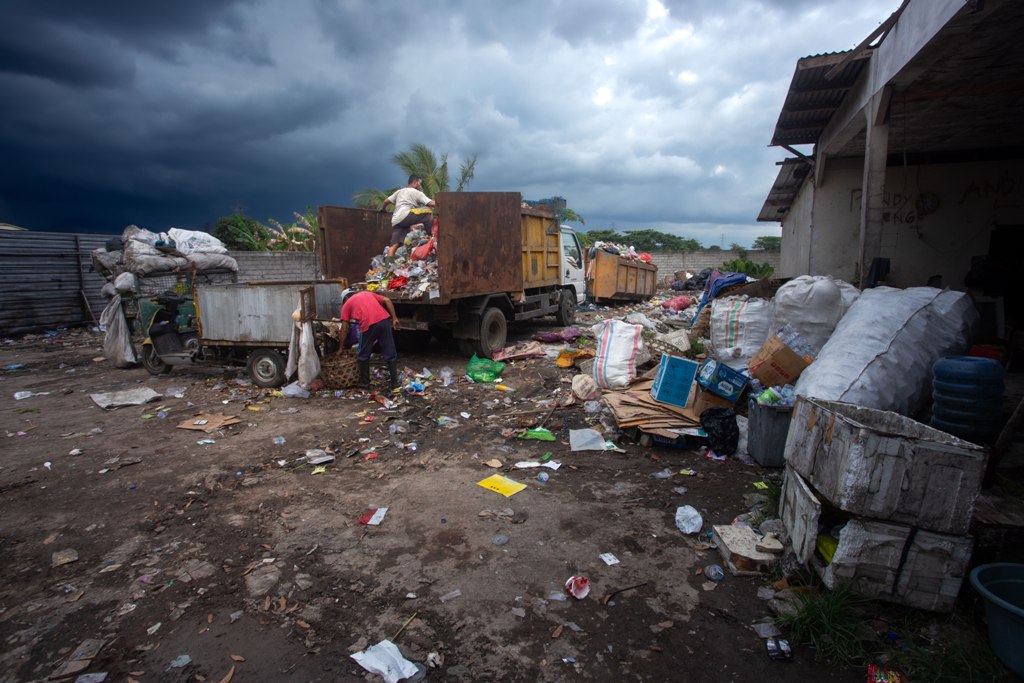 DARURAT: Dam truk pengangkut sampah di TPS Kebon Talo, beberapa waktu lalu.&nbsp;