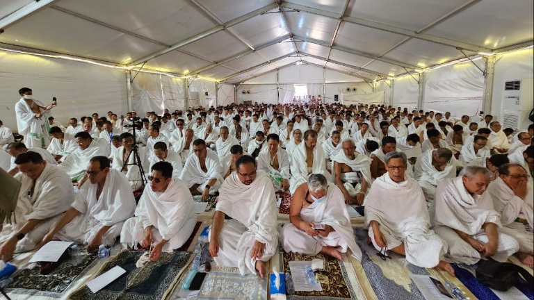 Para jemaah haji Indonesia berada di tenda saat wukuf di Arafah tahun 2023 lalu.