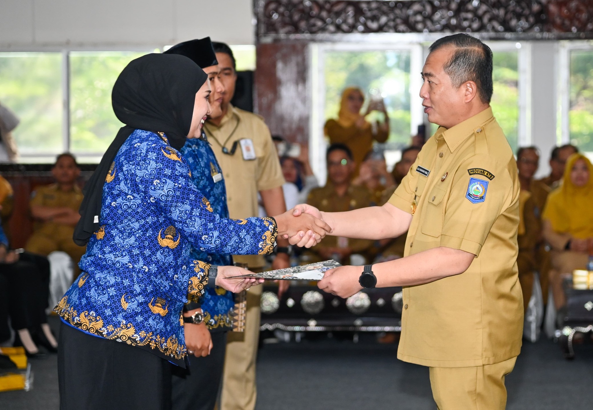 Gubernur NTB Lalu Muhamad Iqbal menyerahkan secara simbolis SK pengangkatan CPNS dan PPPK 2024 lingkup Pemprov NTB.