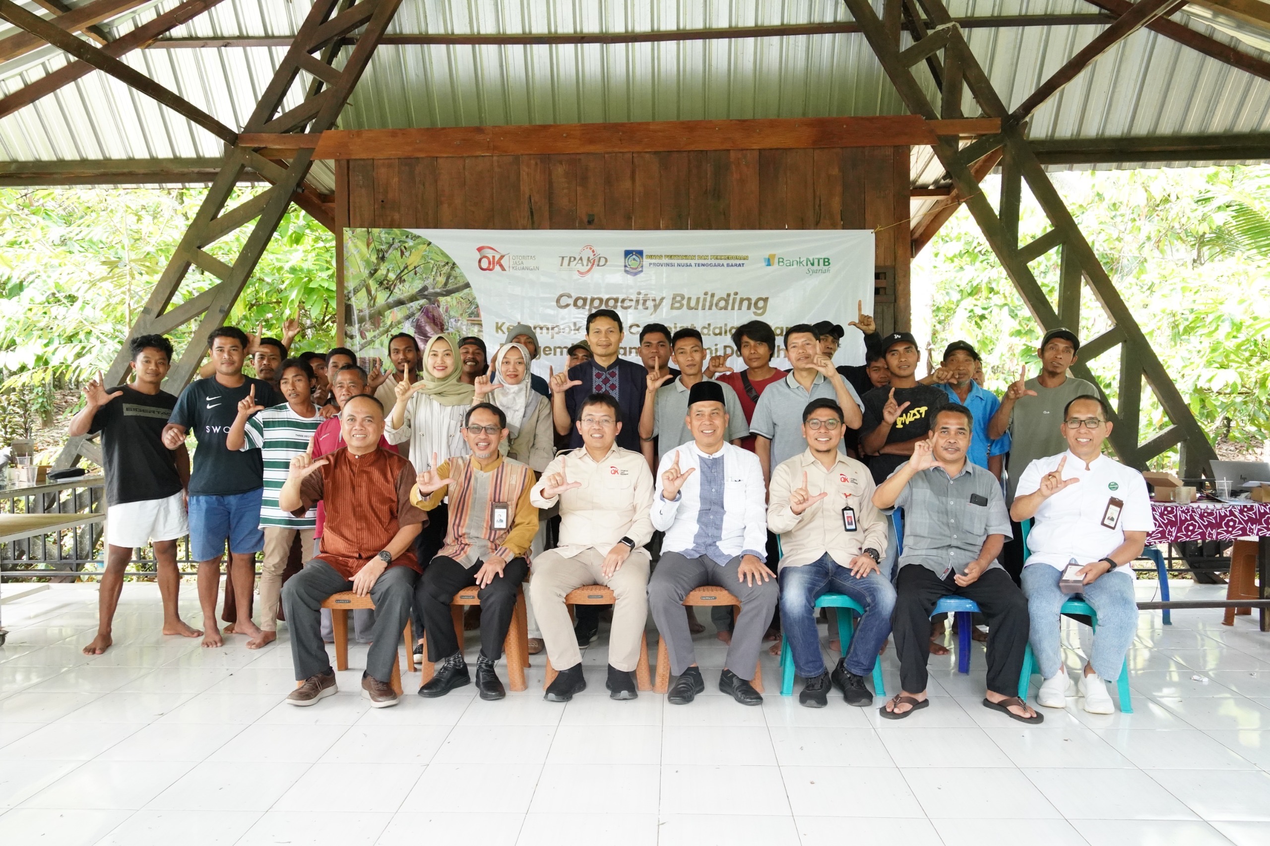 Otoritas Jasa Keuangan (OJK) NTB mendorong peningkatan ekonomi daerah melalui dukungan pengembangan perkebunan Kakao sebagai salah satu komoditas unggulan NTB.